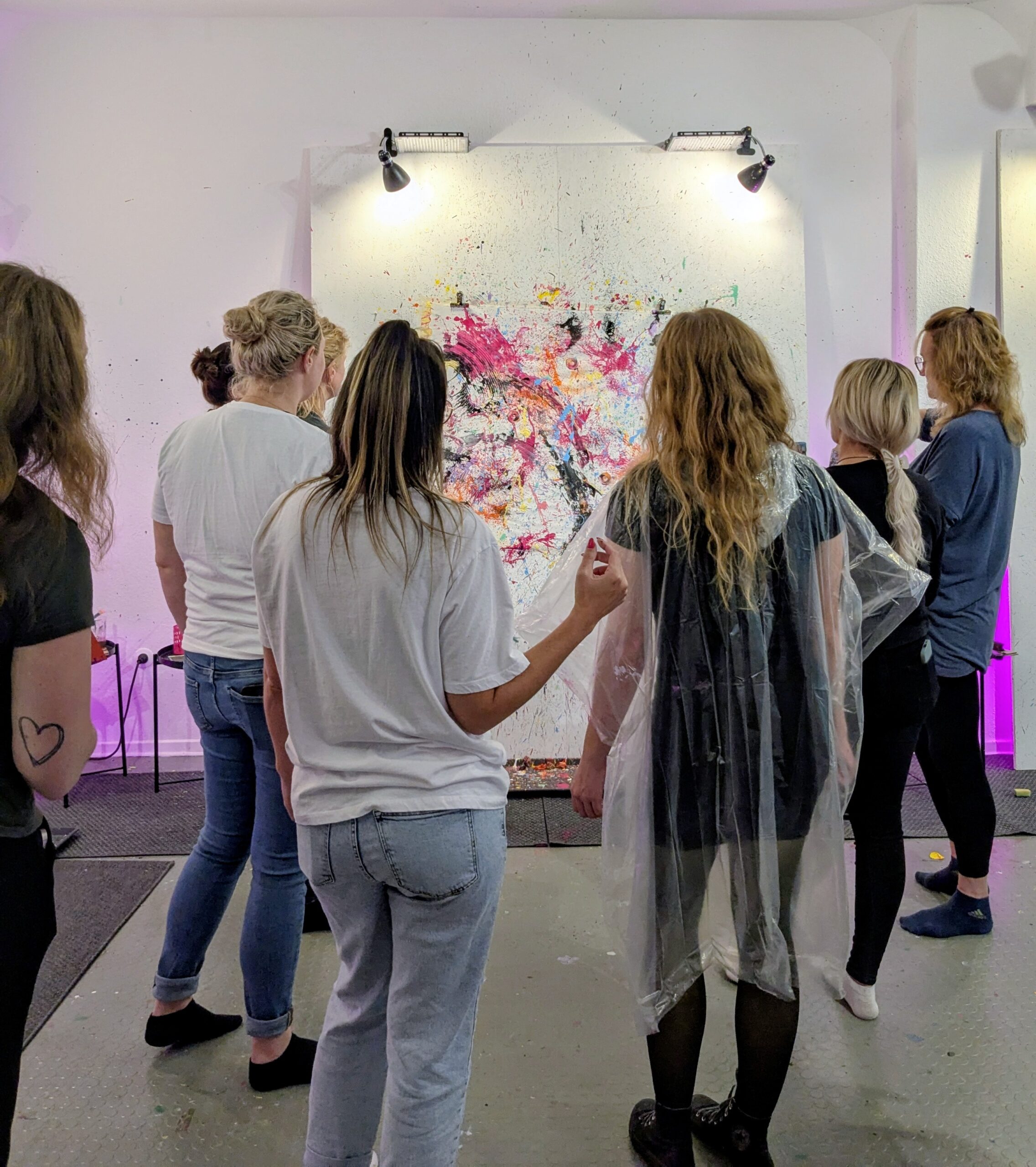 Freundesgruppe gestaltet gemeinsam Leinwände beim Action Painting in Kassel