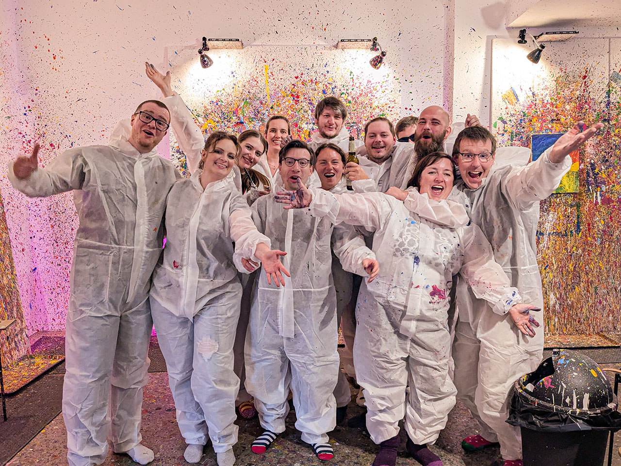 Gäste beim Action Painting in einem The Colour Club Kreativstudio