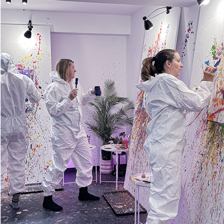 Farbe fliegt bei einem Firmenevent von The Colour Club