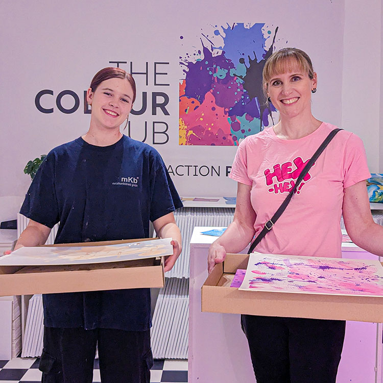 Kreatives Action-Painting-Ergebnis im The Colour Club Braunschweig