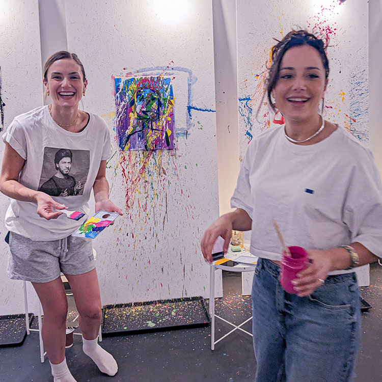 Abstraktes Action-Painting-Kunstwerk im The Colour Club Braunschweig
