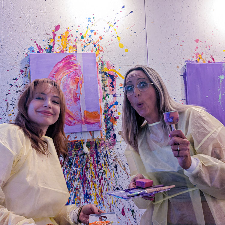 Farbe fliegt bei einem Teamevent in Braunschweig