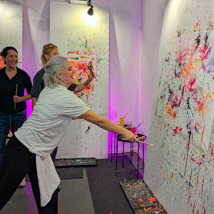 Fertige Leinwände beim Action Painting in Essen