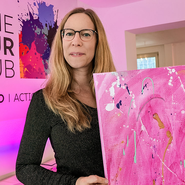 Fertige abstrakte Leinwände nach einer Action-Painting-Session