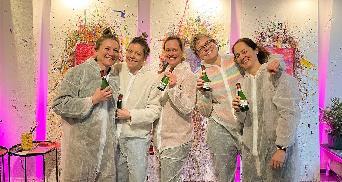 Gast schleudert Farbe beim Action Painting in Essen.