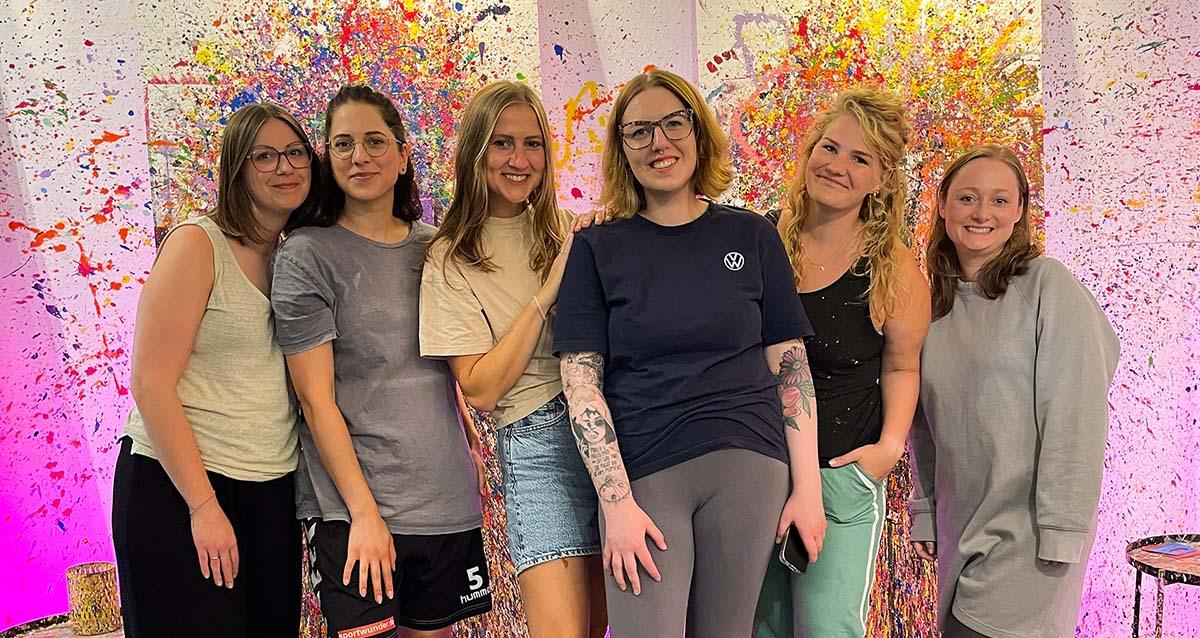 Gäste beim Action Painting im The Colour Club Essen