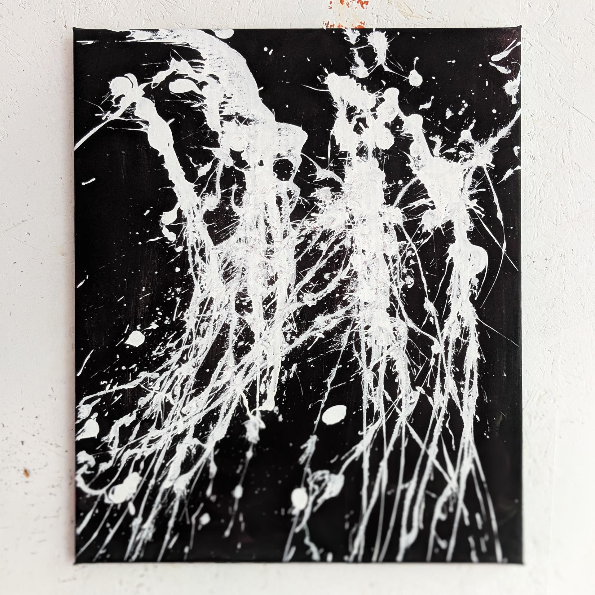 Gast schleudert Farbe beim Action Painting in Kassel.