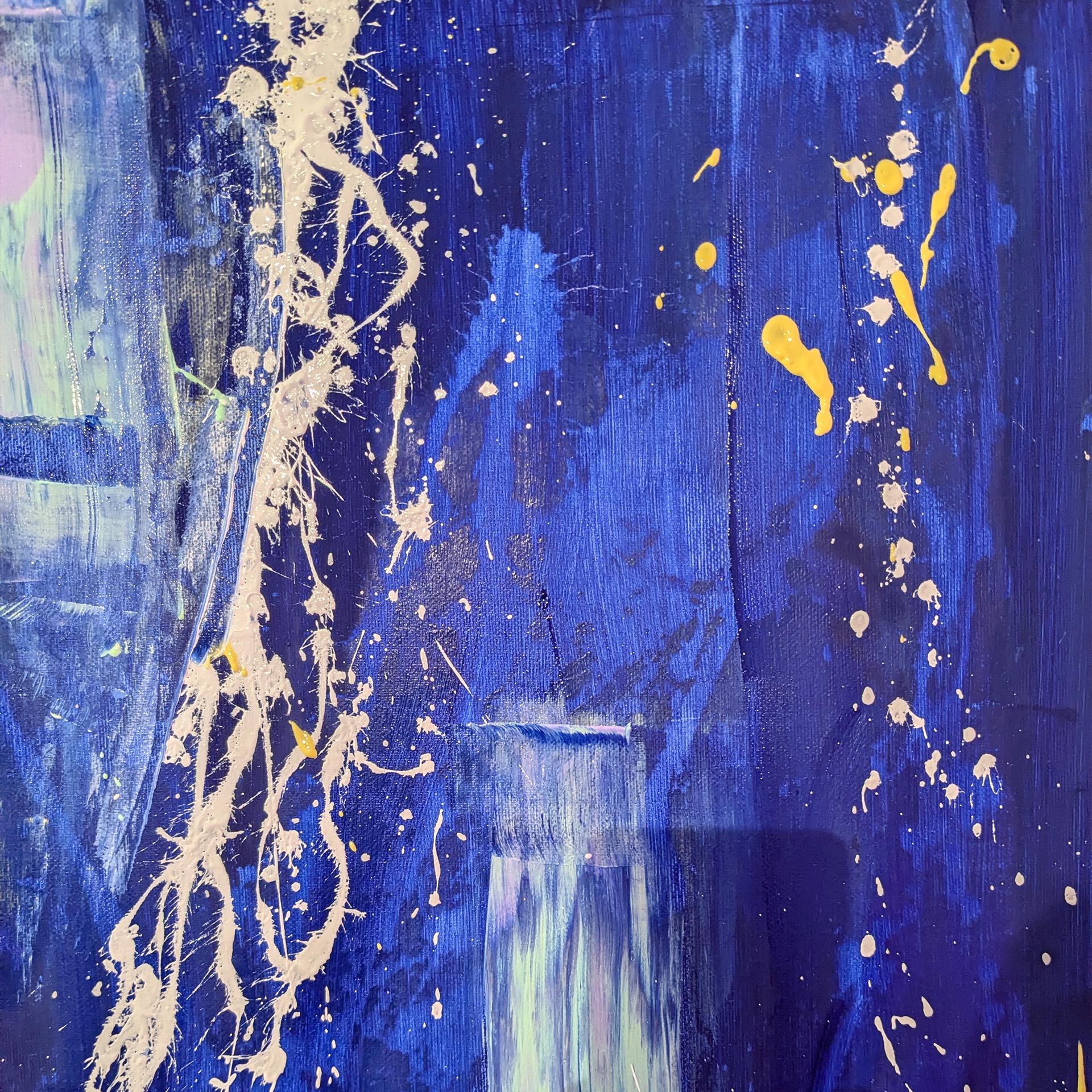 Gast schleudert Farbe beim Action Painting in Kassel.