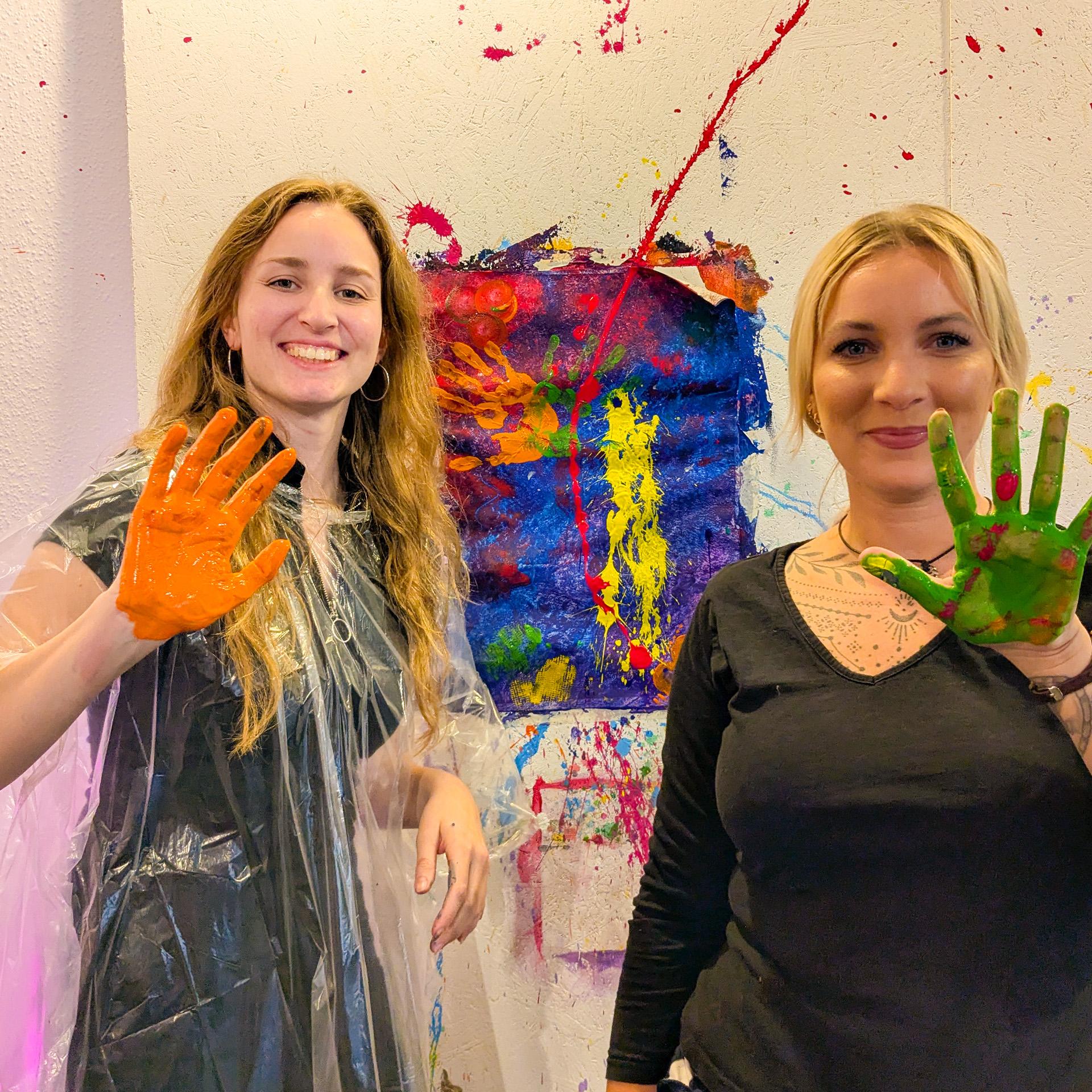 Freundesgruppe beim Action Painting im The Colour Club Kassel.